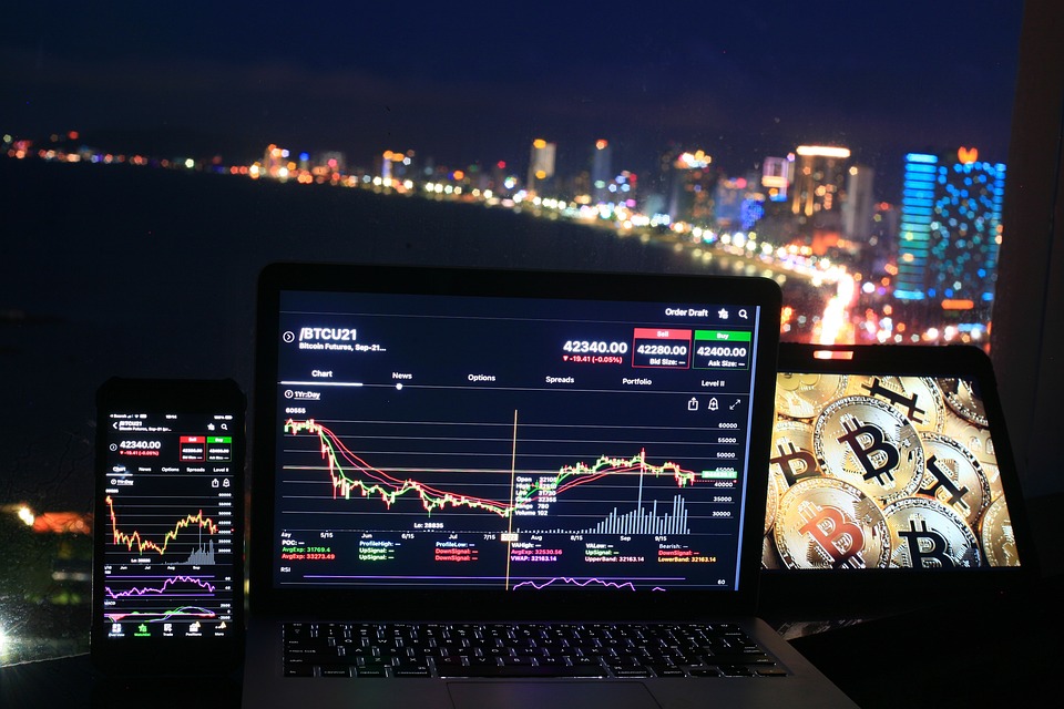 The Pros and Cons of Investing in Non-Fungible Tokens (NFTs)